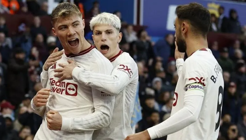 Man.United thắng 2-1 tại Aston Villa để mở rộng cuộc đua giành suất dự Champions League.