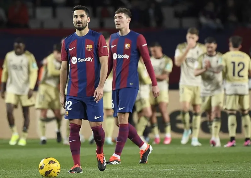 Barcelona bị người hâm mộ chế nhạo sau trận hòa 3-3 trước đội đứng áp chót là Granada.