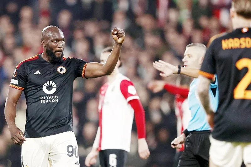 Romelu Lukaku cũng duy trì phong độ ghi bàn giúp Roma gỡ hòa 1-1 trên sân Feyenoord. feyenoord-2236.jpg