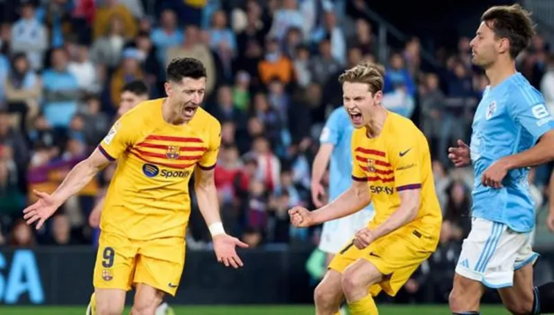 Robert Leawandowski sút thắng quả phạt đền ở phút bù giờ giúp Barcelona thắng 2-1 trên sân Celta Vigo.