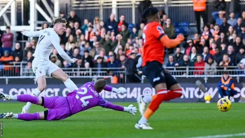 Rasmus Hojlund mở tỷ số chỉ sau 37 giây và là bàn thắng sân khách nhanh nhất của Man.United trong lịch sử Premier League. rasmus-hojlund-1690.jpg