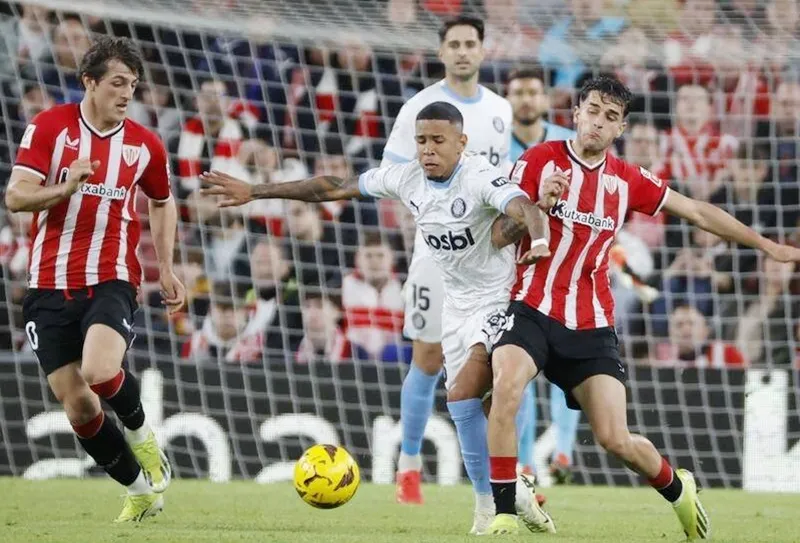 Girona lỡ cơ hội thu hẹp cách biệt với Real Madrid khi để thua 2-3 tại Athletic Bilbao.