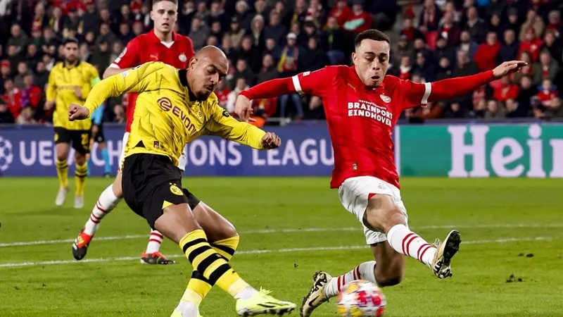 Donyell Malen ghi bàn vào lưới đội bóng cũ PSV Eindhoven.