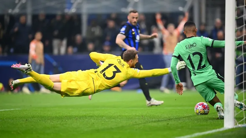 Arnautovic ghi bàn duy nhất sau một cú sút bồi pha lưới Jan Oblak. marko-arnautovic-2312.jpg