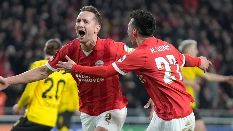Luuk de Jong thực hiện quả phạt đền giúp PSV Eindhoven hòa Borussia Dortmund 1-1. psv-eindhoven-5918.jpg
