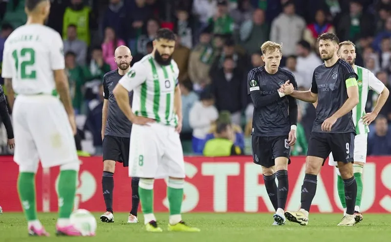Real Betis (áo sọc) tiếp tục sa sút và đành nhường vé cho Dinamo Zagreb. dinamo-zagreb-7944.jpg