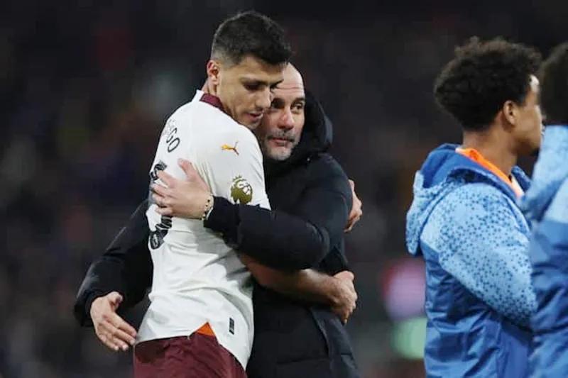 HLV Pep Guardiola phải dành lời khen ngợi các cầu thủ của mình là những siêu nhân. pep-guardiola-5878.jpg