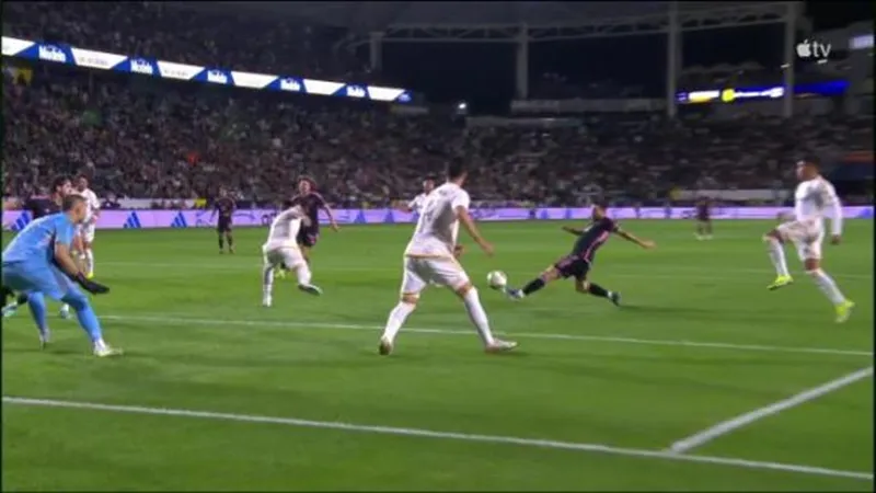 Lionel Messi và nỗ lực rướn người ghi bàn gỡ hòa 1-1 ở phút bù giờ thứ 2. lionel-messi-1-359.jpg