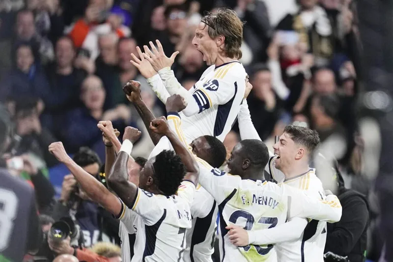 Luka Modric ăn mừng đầy phấn khích khi giúp Real Madrid giành chiến thắng 1-0 trước Sevilla.