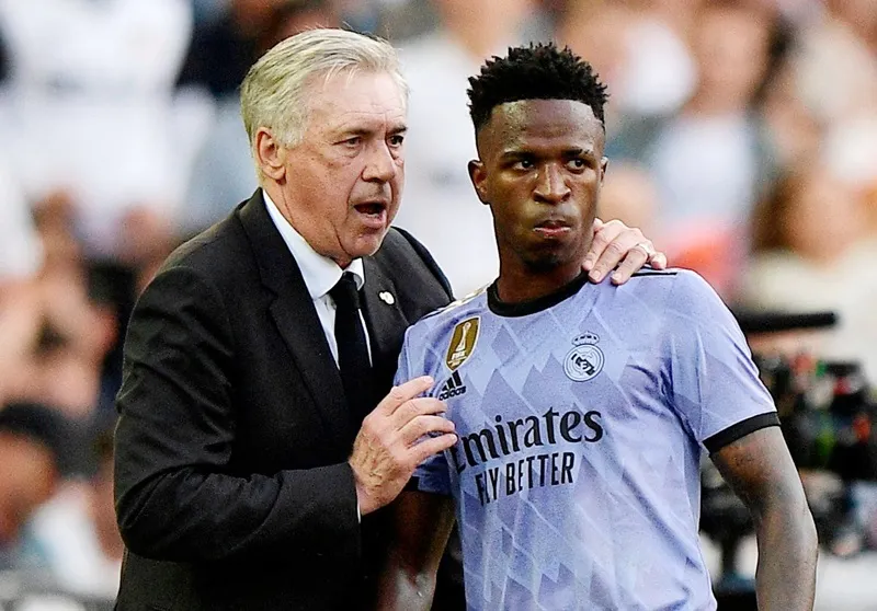HLV Carlo Ancelotti và Vinicius Jr trong sự cố tại Valencia vào năm ngoái. ancelotti-4317.jpg
