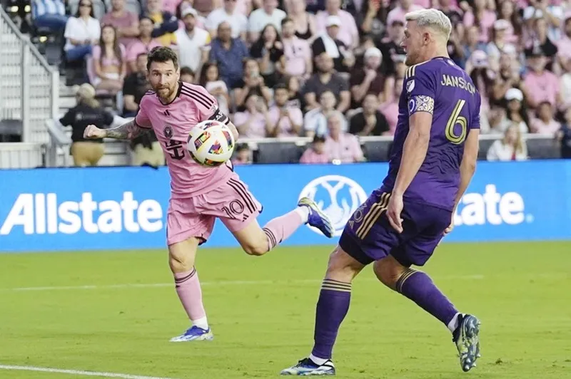 Lionel Messi “chốt hạ” khi liên tiếp ghi bàn chóng vánh vào đầu hiệp hai. luis-suarez1-4413.jpg