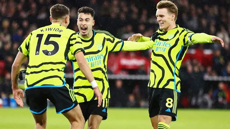 Arsenal vùi dập Sheffield United 6-0 để duy trì cách biệt tối thiểu so với Liverpool và Man.City.