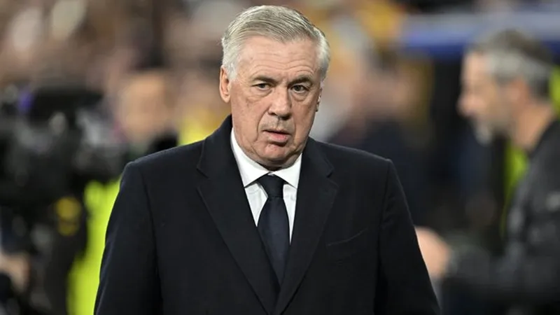HLV Carlo Ancelotti không thể hài lòng sau màn trình diễn mờ nhạt bị RB Leipzig cầm hòa 1-1 ngay trên sân nhà.