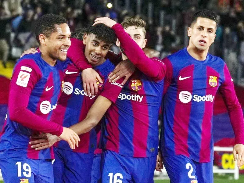 Barcelona thắng trận đấu sớm nhất vòng 28 tạm tạm lên vị trí thứ 2 trên bảng xếp hạng.