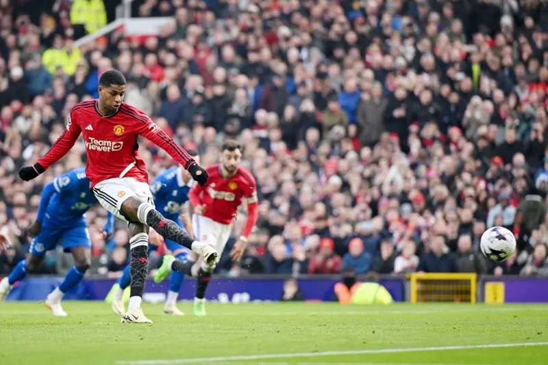 Rashford sút thắng phạt đền trong chiến thắng 2-0 trước Everton. fernandes1-9650.jpg