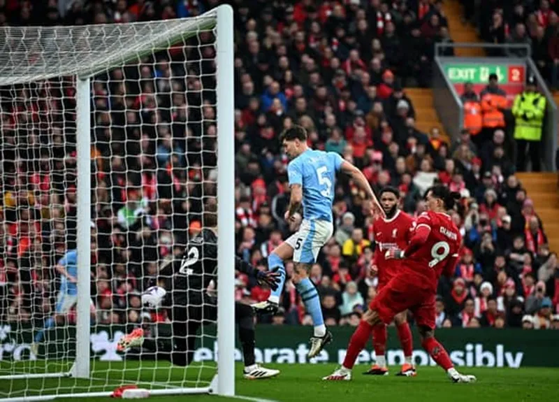 John Stones hạ gục Caoimhin Kelleher từ góc hẹp mở tỷ số cho Man.City. liverpool1-2593.jpg