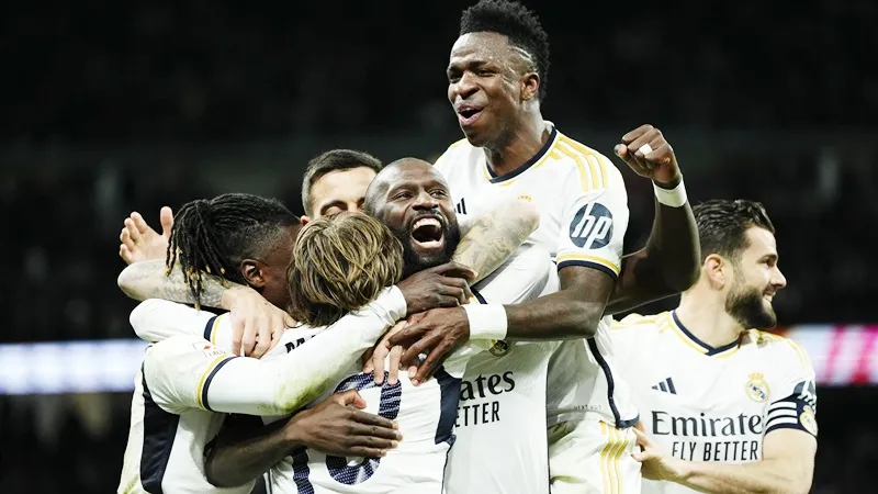 Real Madrid xoa dịu nỗi thất vọng của người hâm mộ bằng chiến thắng 4-0 trước Celta Vigo.