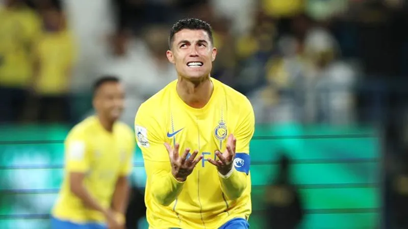 Cristiano Ronaldo thất vọng khi Al-Nassr bị loại khỏi tứ kết AFC Champions League.