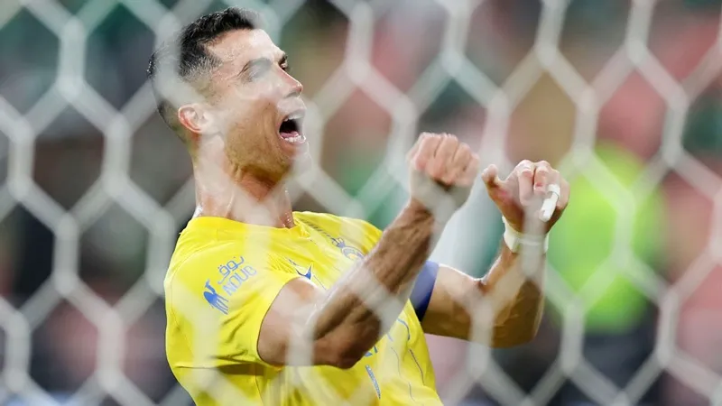 Cristiano Ronaldo ghi bàn thắng thứ 50 cho Al Nassr trong chiến thắng 1-0 trước Al Ahli.