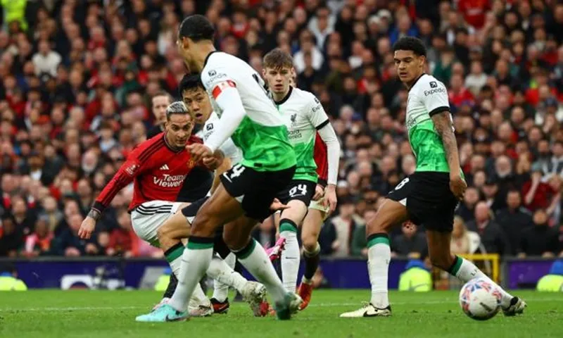 Antony gây bất ngờ cho hàng thủ Liverpool với pha xoay người và dứt điểm bằng chân phải đẹp mắt gỡ hòa 2-2. antony1-6031.jpg