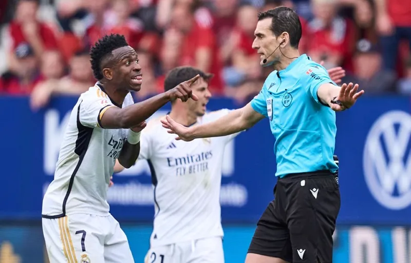 Vinicius Junior phản ứng với trọng tài Juan Martinez Munuera trong trận đấu giữa Real Madrid với Osasuna. 