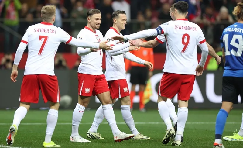 Ba Lan đã dễ dàng vượt qua Estonia 5-1 khi đội khách chỉ còn 10 người từ phút 27. Poland.jpg