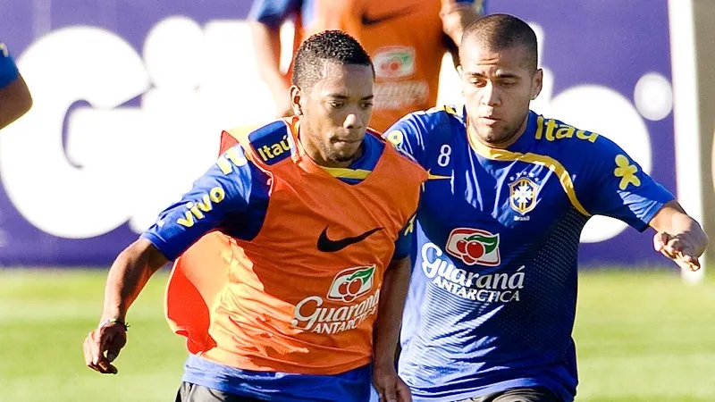 Hai cựu tuyển thủ Brazil là Robinho (trái) và Dani Alves đều bị kết án hiếp dâm.