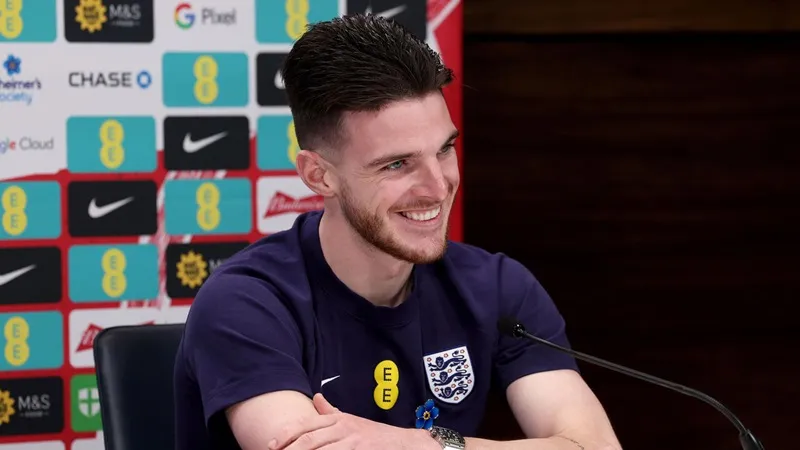 Declan Rice mang băng đội trưởng trong trận thứ 50 khi tuyển Anh đối đầu Bỉ tại Wembley vào thứ Ba.