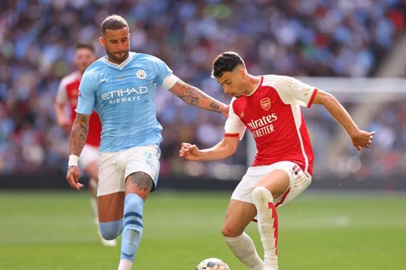 Kyle Walker cho thấy sự hiệu quả khi chống lại các mối đe dọa từ Bukayo Saka và Gabriel Martinelli. Kyle Walker1.jpg