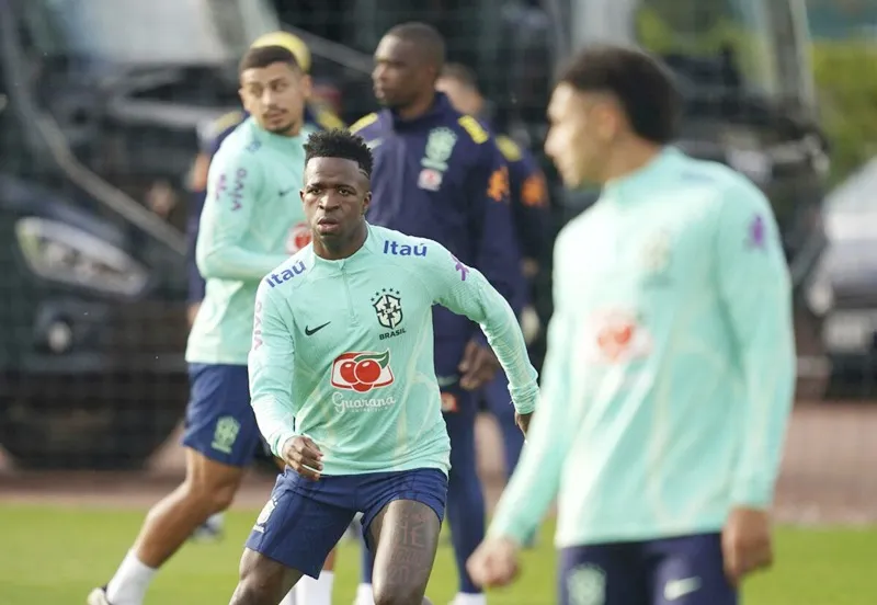 Vinicius chuẩn bị cùng tuyển Brazil tham dự trận giao hữu quốc tế với Tây Ban Nha. Vinícius1.jpg