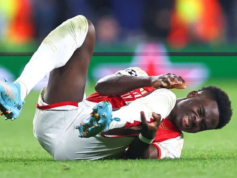 Arsenal chưa xác nhận liệu vấn đề cơ bắp của Bukayo Saka đã thuyên giảm hay chưa. Bukayo Saka.jpg