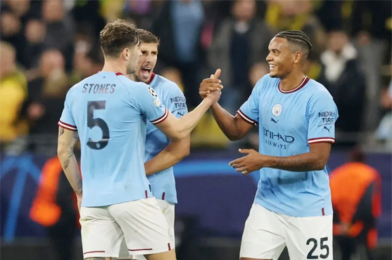 Các hậu vệ John Stones và Manuel Akanji là 2 chấn thương mới của Man.City.