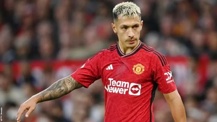 Lisandro Martinez trở lại sau 2 tháng chấn thương đầu gối là tin tích cực cho Man.United. Lisandro Martinez.jpg