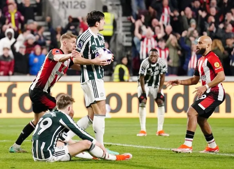 Brentford ghi bàn gỡ hòa 1-1 ở phút bù giờ thứ 12 trước Man.United.