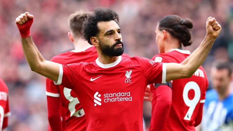 Mohamed Salah ăn mừng khi ghi bàn ấn định chiến thắng 2-1 của Liverpool trước Brighton.