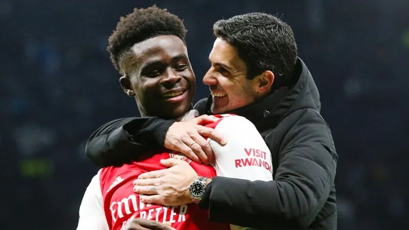 HLV Mikel Arteta ủng hộ Bukayo Saka bùng nổ hơn để dẫn dắt Arsenal đến chức vô địch.