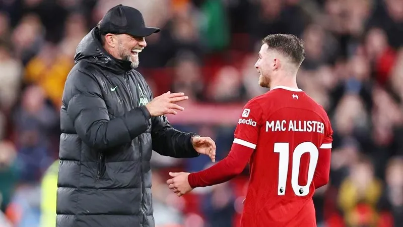 HLV Jurgen Klopp chia sẽ niềm vui cùng người hùng Mac Allister. Liverpool1.jpg