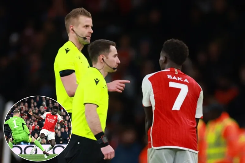 Bukayo Saka phàn nàn với trọng tài Nyberg vì tin rằng anh đã bị ngáng ngã.