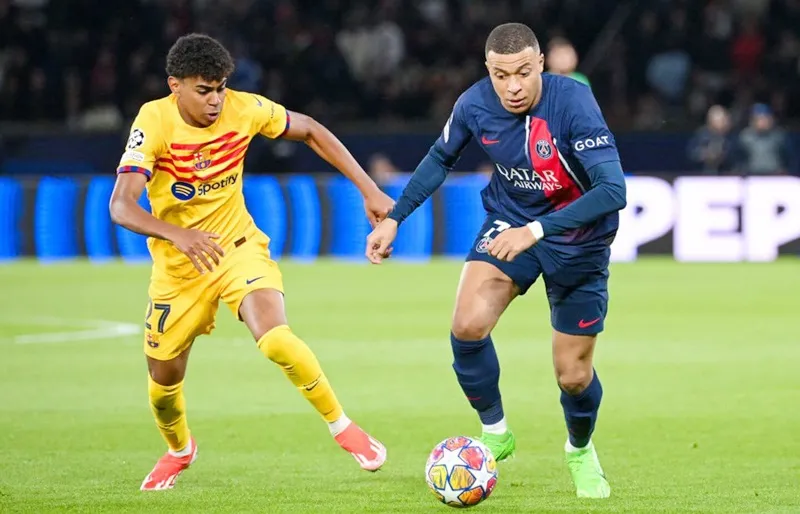 Lamine Yamal đối đầu siêu sao Kylian Mbappe trong trận Barcelona thắng 3-2 tại PSG.
