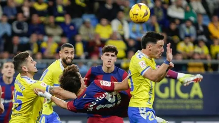 Joao Felix ghi bàn duy nhất ở bằng cú “ngã bàn đèn” giúp Barcelona thắng 1-0 trên sân Cadiz. Athletic.jpg