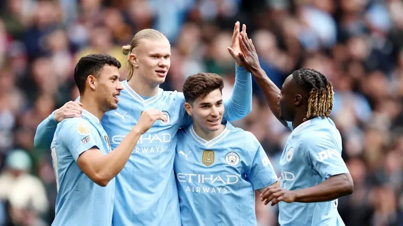 Man.City đã leo lên đỉnh bảng và sẽ ở đó ít nhất trong 24 giờ sau chiến thắng 5-1 trước Luton Town.