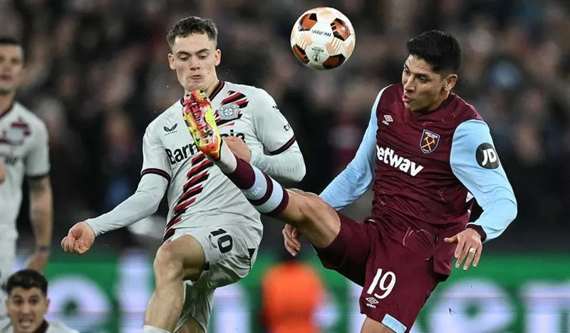Leverkusen kéo dài chuỗi trận bất bại lên con số 44 khi cầm hòa chủ nhà West Ham 1-1. Bayer Leverkusen.jpg