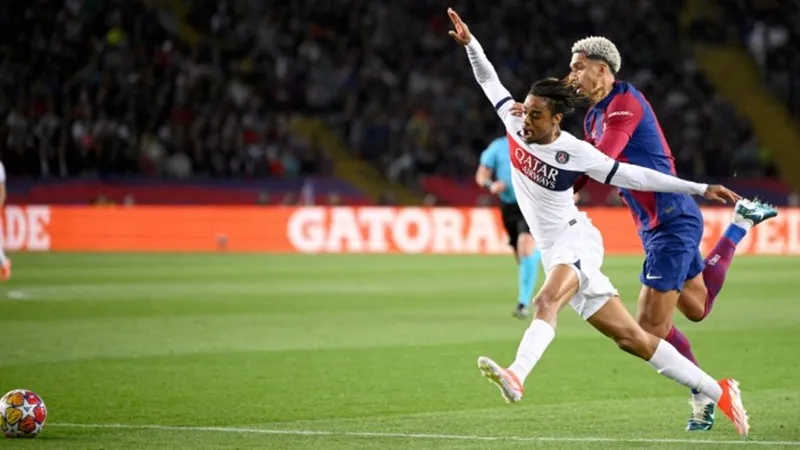 Ronald Araujo nhận thẻ đỏ ở phút thứ 29 khi phạm lỗi cuối cùng với Bradley Barcola. Ilkay Gundogan1.jpg