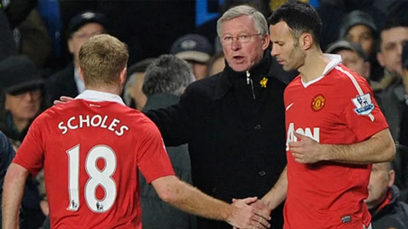 Sir Alex Ferguson nghỉ hưu cũng là lúc Man.United mất đi tinh thần đoàn kết đã giúp họ giành được 13 chức vô địch Premier League và 2 Champions League. Erik ten Hag 1.jpg