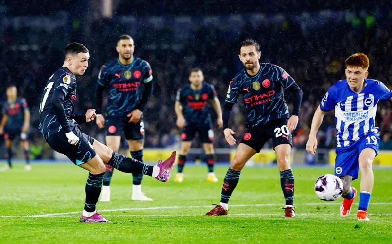 Sau Lionel Messi và Erling Haaland, Foden là học trò thứ 3 của Pep Guardiola đạt cột mốc 50 bàn ở các giải vô địch khi mới 23 tuổi hoặc trẻ hơn. Brighton 1.jpg