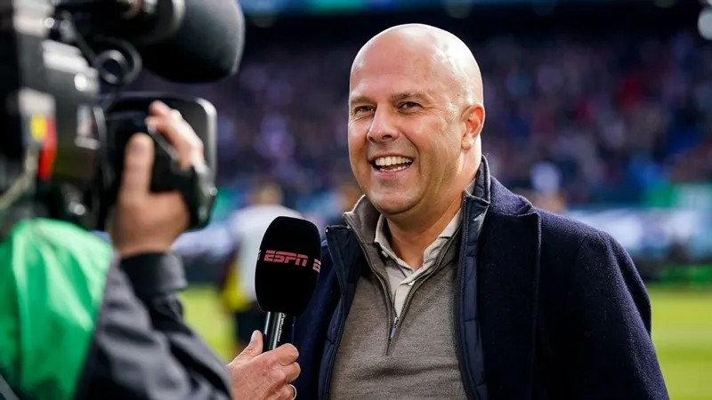 HLV Arne Slot xác nhận cuộc đàm phán giữa Feyenoord và Liverpool đang diễn ra tích cực.