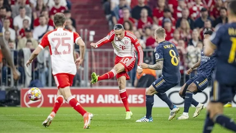 Leroy Sane ghi bàn thắng gỡ hòa 1-1 rất ấn tượng cho Bayern Munich. carlo ancelotti thomas tuchel.jpeg