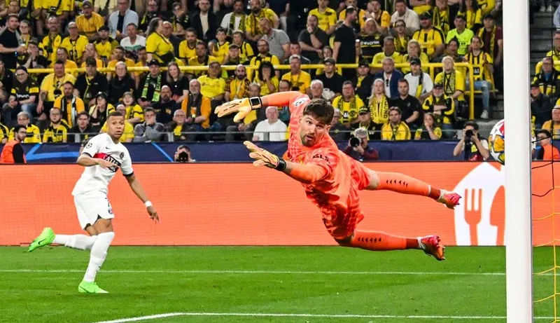 Kylian Mbappe bị vô hiệu hóa phần lớn trong hiệp một và kém may với cú sút trúng cột dọc. Gabriel Barbosa.jpg