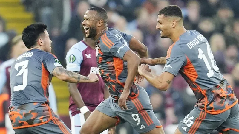 Ayoub El Kaabi đã ghi một hat-trick giúp Olympiacos đánh bại chủ nhà Aston Villa 4-2.