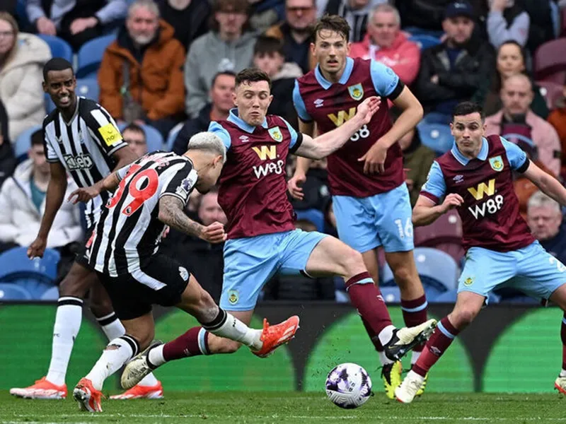 Burnley nhiều khả năng là đội thứ hai phải nói lời Premier League chỉ sau một mùa giải. Burnley.jpg
